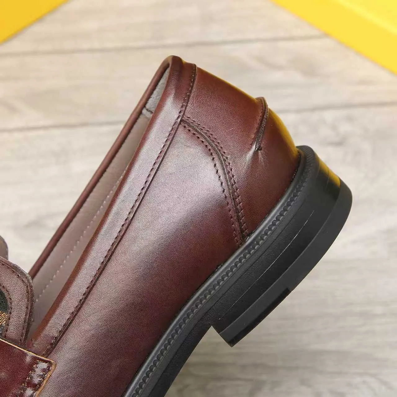 ​Men's shoes 💰 500 💰 Water dyed cowhide 🆘 The latest FENDI ( Fendi ) new casual leather shoes 🕶️🕶️ Simple routing effect, showing an elegant and cool driving shoe 🎬Made of Italian 🇮🇹 imported calfskin + first-layer water-dyed cowhide lining🐂Excellent material🎬Detailed workmanship 🤗Comfortable foot feel➰➰. ​Pair it with any outfit to show your taste and temperament, low-key luxury ♻️Design ​simple and elegant ​noble and fashionable 🍃​Very loved and favored by trendy men 💓❤️Size: 38-44 2⃣️colors available